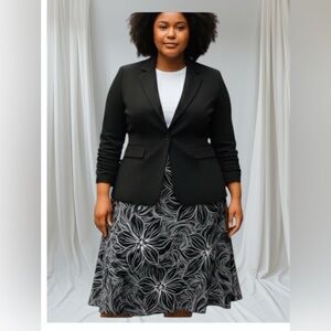 Talbots-Black and White Floral Skirt (size 3x)
Elegant and Versatile